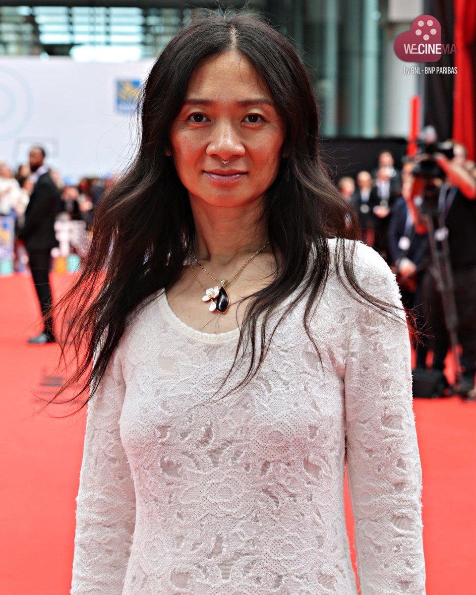 Una regista premio Oscar® nella Capitale. Chloé Zhao approderà alla Festa del Cinema di Roma per presentare la sua ultima opera ✨

L'autrice di "Nomadland", film pluripremiato nel 2021, torna con la storia straziante di William Shakespeare e della moglie Agnes, ritratti nel