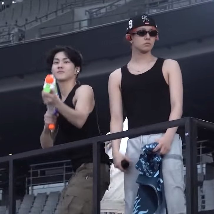 tw1nzchive's tweet photo. heewon and their black tank tops i died https://t.co/xuyxLsIPJ5