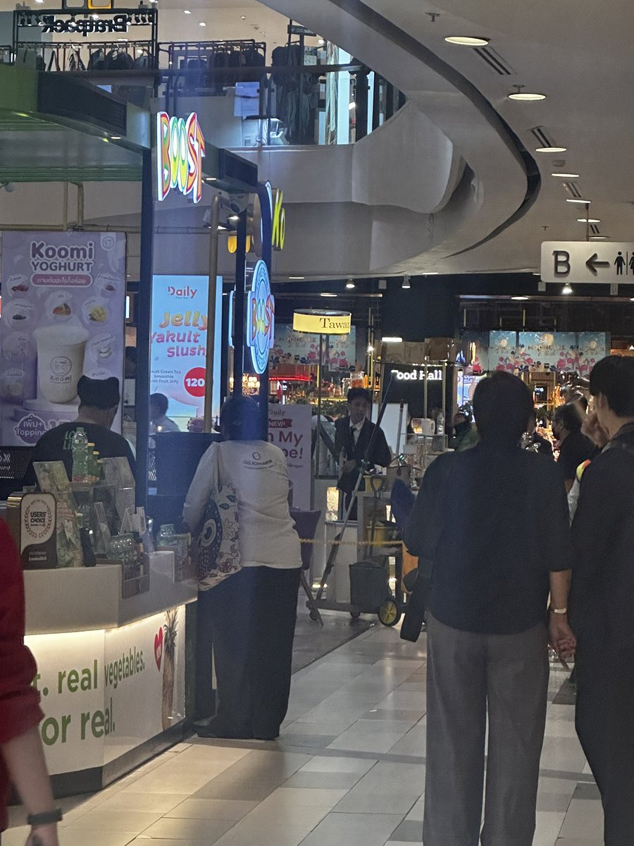 เซนไนน์เอาอีกแล้ว ฉันนั่งกินข้าวอยู่ได้ยินเสียงดังตุ้บแล้วคนก็กรี๊ด ก็คือคนตกลงมาอีกแล้ว ฮือๆ