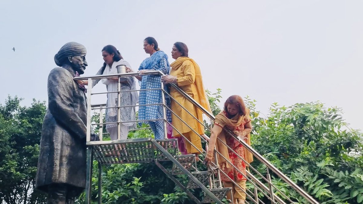 poonamguptabjp's tweet image. Conducted a cleanliness drive at Pt. Prem Nath Dogra Chowk, Jammu, to celebrate Hon’ble PM Shri Narendra Modi ji’s 75th birthday. 🎉

Let’s continue to take forward the spirit of Seva &amp;amp; Cleanliness together. 🙌
#PMModiAt75 #SwachhBharat #SevaParv