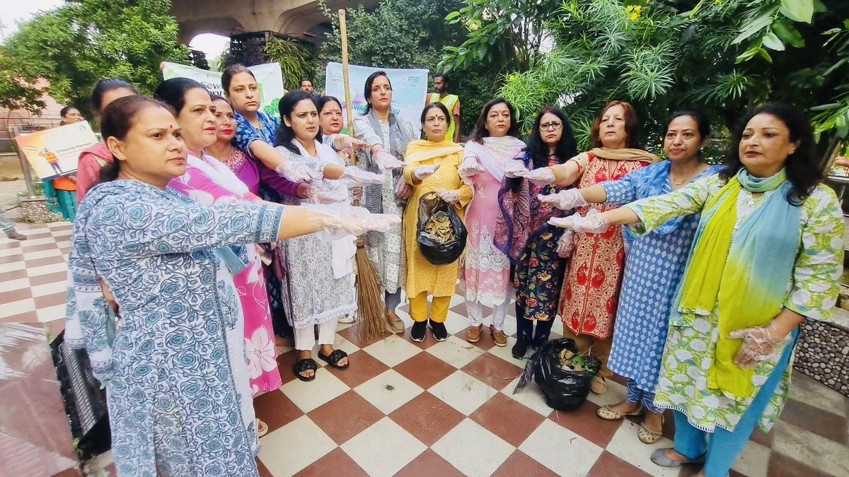 poonamguptabjp's tweet image. Conducted a cleanliness drive at Pt. Prem Nath Dogra Chowk, Jammu, to celebrate Hon’ble PM Shri Narendra Modi ji’s 75th birthday. 🎉

Let’s continue to take forward the spirit of Seva &amp;amp; Cleanliness together. 🙌
#PMModiAt75 #SwachhBharat #SevaParv