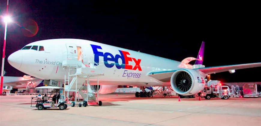 stocks_runner's tweet image. $FDX beats expectations with $3.83 EPS vs $3.63
Domestic volume +5%, revenue $22.2B vs $21.7B 
expected. Stock up steady progress after tough year. $1B cost savings plan on track

stocksrunner.com/news/2025-09-1…
 
#EarningsBeat #LogisticsWin #StocksRunner