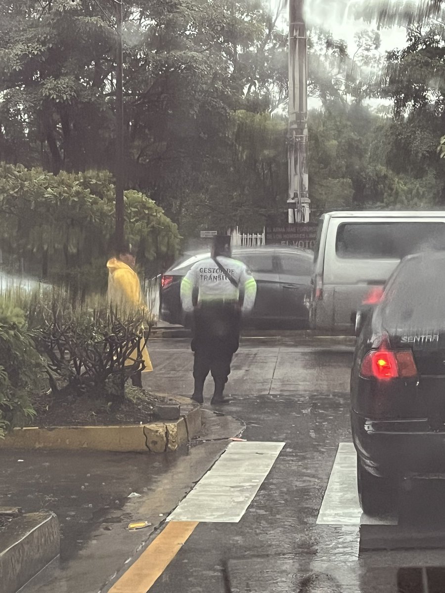 Me dió cosita ver a la gestora sin capa. La verdad es q la gente los trata mal y dice q hacen más tráfico pero a mi personalmente me ayudan bastante; sobre todo en los redondeles. Hoy que está lloviendo vi como se portan de mal los conductores …. Sigue #traficoSV  #climaSV
