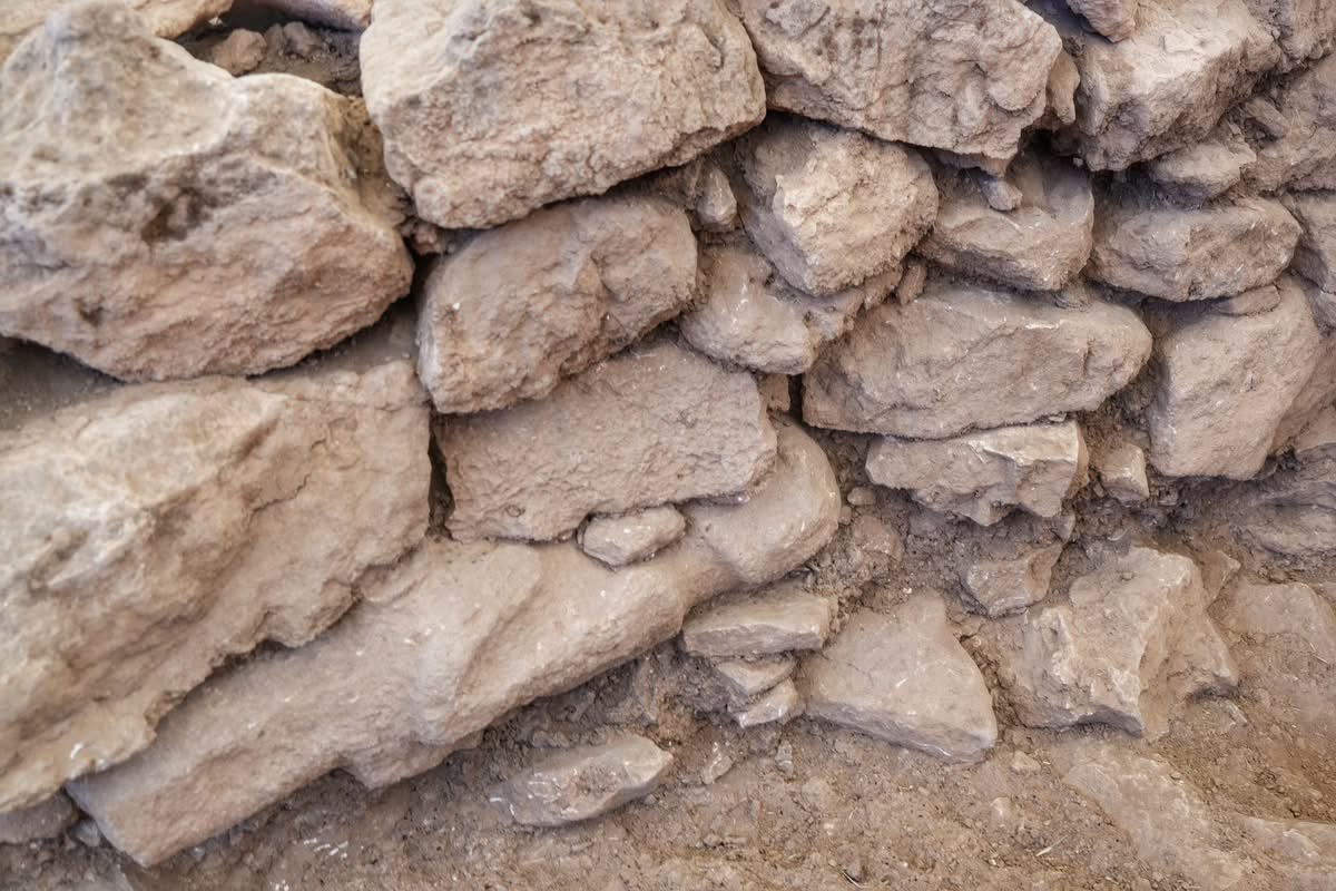 Göbeklitepe’de B ile D yapıları arasında bir odanın duvarına yatay vaziyette yerleştirilmiş, adak amacıyla konulduğu düşünülen insan heykeli gün yüzüne çıkarıldı. Bu keşif, Neolitik Çağ’ın ritüelleri ve inanç dünyasına dair yeni kapılar açıyor.
