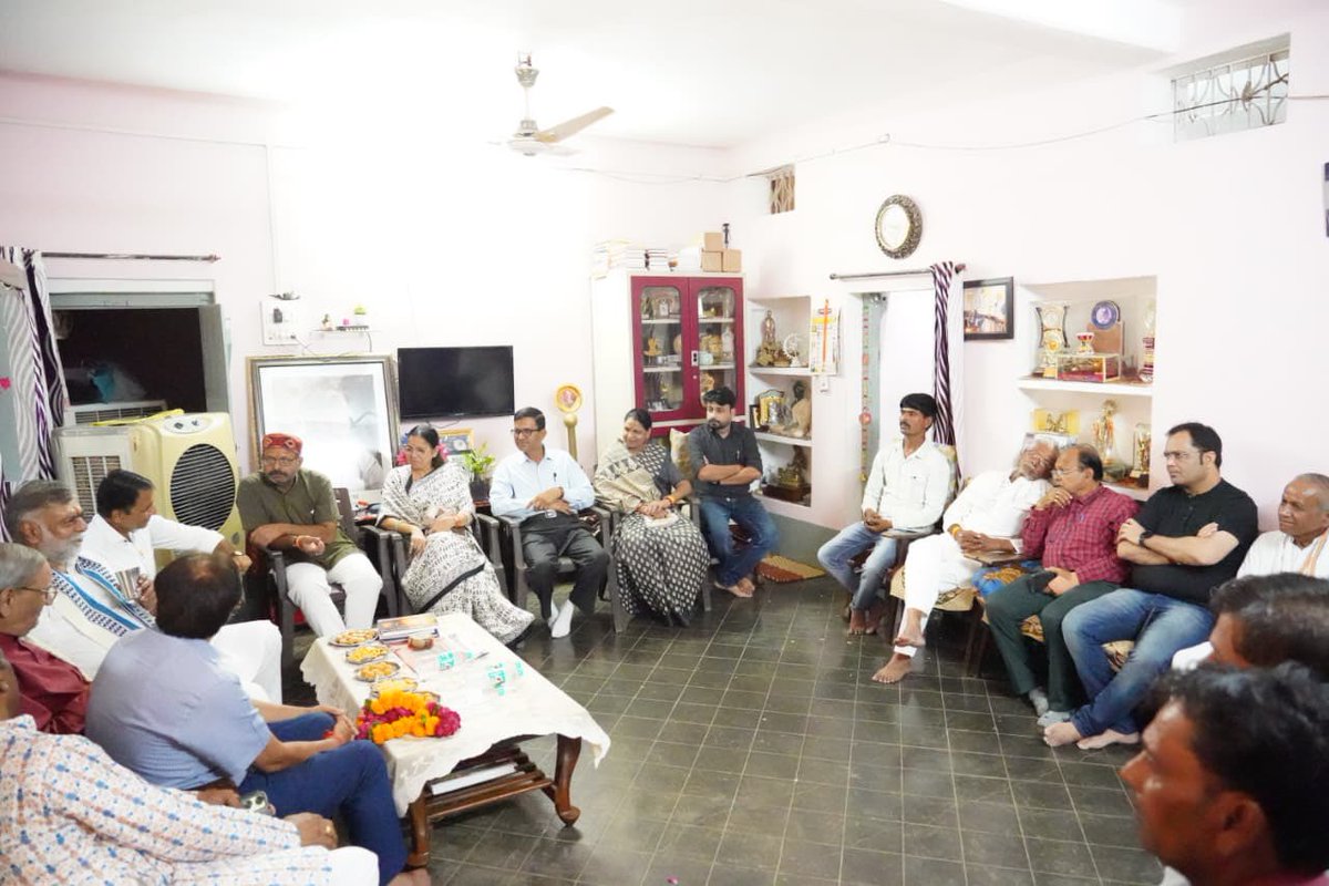 आज दमोह जिले के हटा में 'साहित्य और संस्कृति'जिनके रग रग में है और पांडुलिपि संरक्षक डाँ श्याम सुंदर दुबे जी को अपनी पुस्तक 'परिक्रमा' भेंट कर आशीर्वाद लिया।
उन्होंने करीब 450 वर्ष पुरानी एक पांडुलिपि भी मेरे हाथ में दी। वे 70 से ज्यादा पुस्तकों के लेखक एवं
बुंदेलखंड केविख्यात