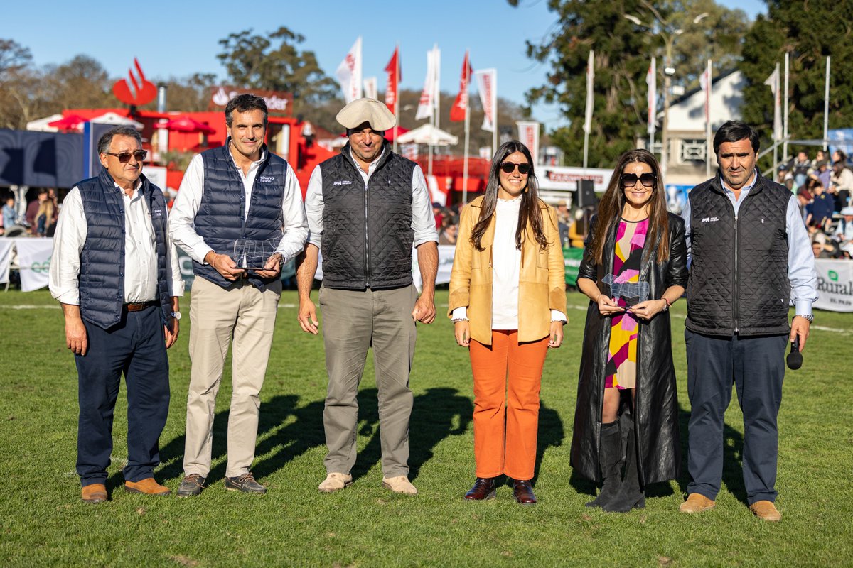 La <a href="/ExpoPrado/">Rural del Prado</a> fue el lugar elegido para reconocer a las industrias con mayor cantidad de kilos certificados por el Programa Carne Angus de <a href="/AngusUruguay/">Angus Uruguay</a>
durante 2024🥩
Felicitamos a Frigorífico Las Moras, <a href="/Minerva_BEEF3/">Minerva Foods</a> y Frigorífico Pando 👏