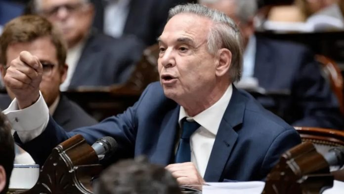 delpynews's tweet image. ▶️DIPUTADO ARGENTINO CRITICÓ A MILEI POR ELOGIAR A PARAGUAY | ​​🫢

A Miguel Ángel Pichetto no le gustó que su presidente dijera que le gustaría parecerse a nuestro país.💣

🗣️"Ayer el presidente dijo que le gustaría mucho parecerse al Paraguay. A ver, la macro paraguaya puede