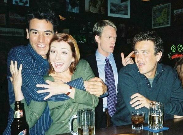 Baswa_'s tweet image. Des gens ne connaissent pas ce groupe d’amis. 

La série a 20 ans aujourd’hui.