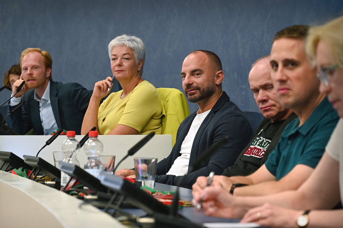 AfD - Stadtratsfraktion Magdeburg (@afdsrmd) on Twitter photo 🎓 Am 19. September fand in #Magdeburg die Veranstaltung „Gang des Magdeburger Rechts für Schüler“ statt! Ein wichtiger Bestandteil des Projekts war der Besuch im #Rathaus. 💪💙
Weiterlesen: lmy.de/xbrQn
#AfD #Politik #Schule #Kinder <a href="/RonnyKumpf/">Ronny Kumpf 🇩🇪</a> <a href="/AfD_Magdeburg/">AfD Magdeburg</a> 🎓 Am 19. September fand in #Magdeburg die Veranstaltung „Gang des Magdeburger Rechts für Schüler“ statt! Ein wichtiger Bestandteil des Projekts war der Besuch im #Rathaus. 💪💙
Weiterlesen: lmy.de/xbrQn
#AfD #Politik #Schule #Kinder <a href="/RonnyKumpf/">Ronny Kumpf 🇩🇪</a> <a href="/AfD_Magdeburg/">AfD Magdeburg</a>