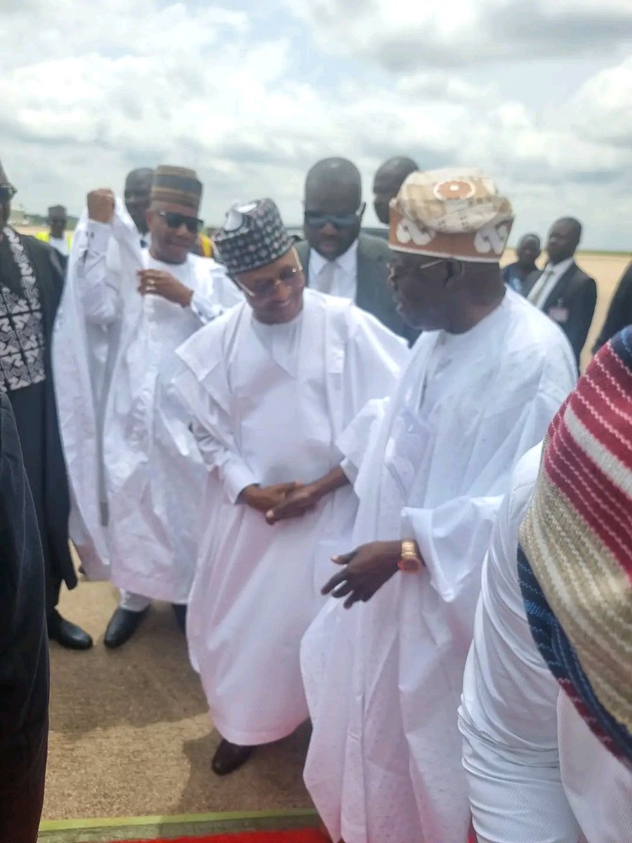 ismaeelsani01's tweet image. President Bola Ahmed Tinubu arrives Kaduna recieved by 5 Northern Governors and NASS members for Senator Yari's son's wedding Fatiha.

#Nigeria #facebookpos #weddingring #facebookvideo