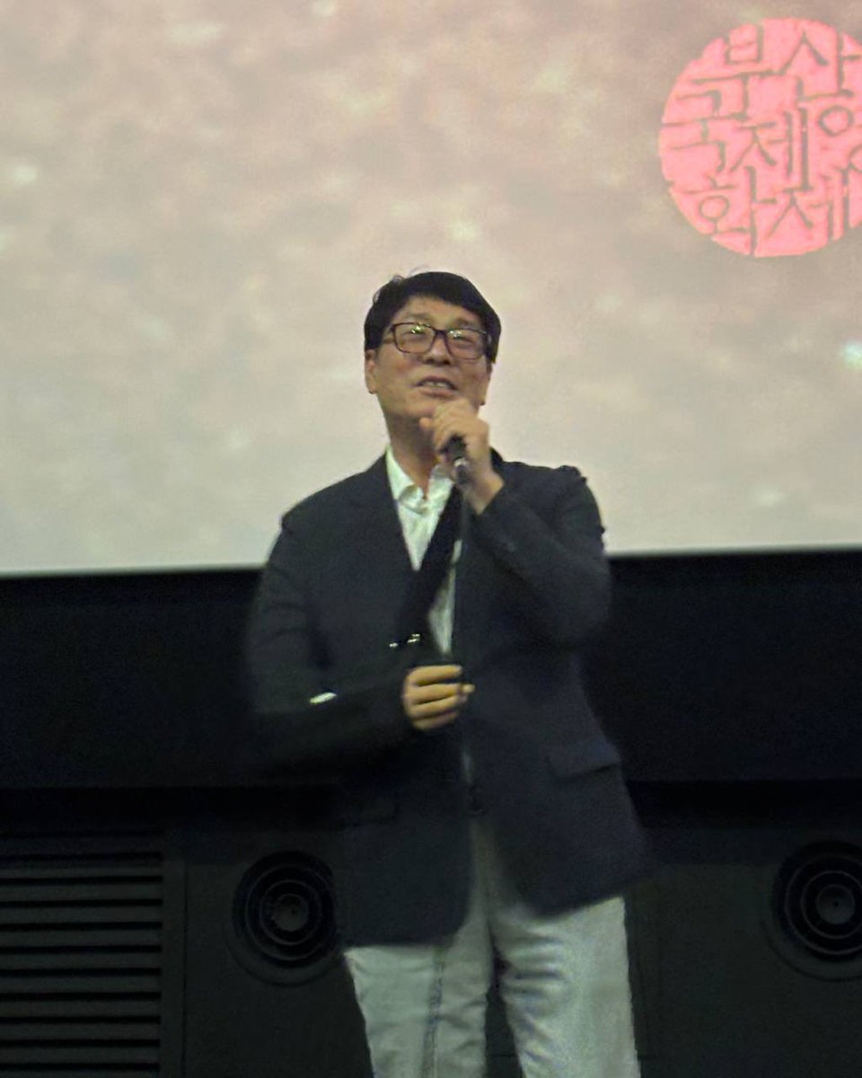 💬 주로미•김태일 감독
원칙은 조명을 쓰지 않는다는 것이었다. 광부들의 시선을 자연스럽고 고스란히 담고자 했다.

오늘 #부산국제영화제 에서는 주로미, 김태일 감독의 <이슬이 온다>의 프리미어 상영 이후 주로미, 김태일 감독과 함께하는 #관객과의대화 #GV 가 진행되고 있습니다!

👷‍♂️<이슬이