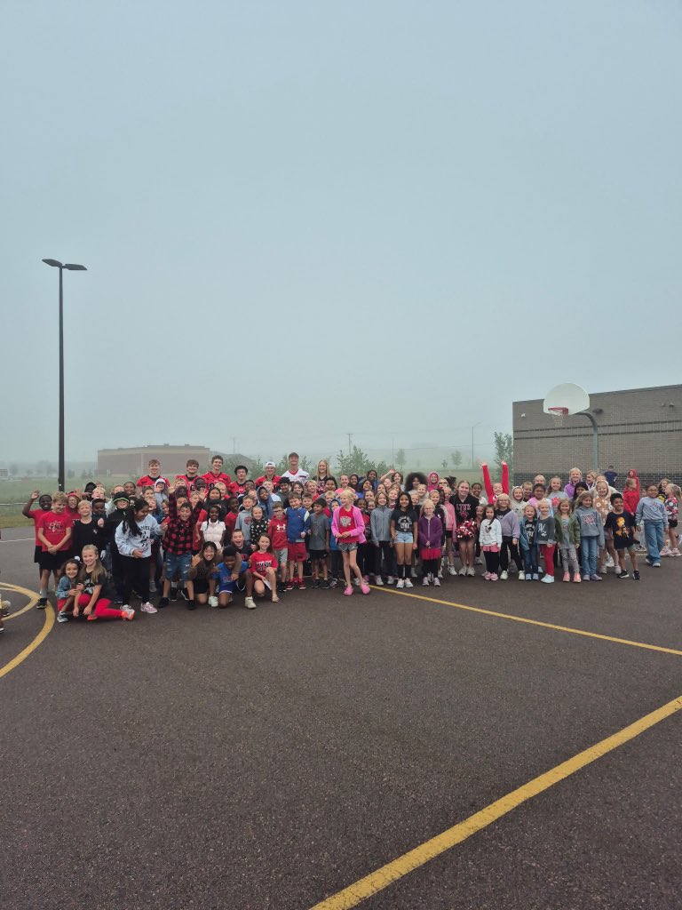 bvhsfootball's tweet photo. Bravo high schoolers welcoming young Lynx to school for homecoming! #onefamily #bvtradition #bvpipeline #lynxway https://t.co/Yp4MEJw1y4