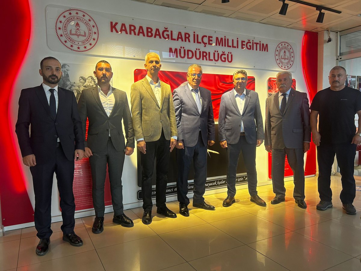 MHP Karabağlar İlçe Başkanı Latif Alaboğa ve Yönetim Kurulu Üyeleri, İlçe Milli Eğitim Müdürümüz Sn. Aydın Yüzbaşıoğlu’nu makamında ziyaret ettiler.

Nazik ziyaretleri için kendilerine teşekkür ediyoruz.