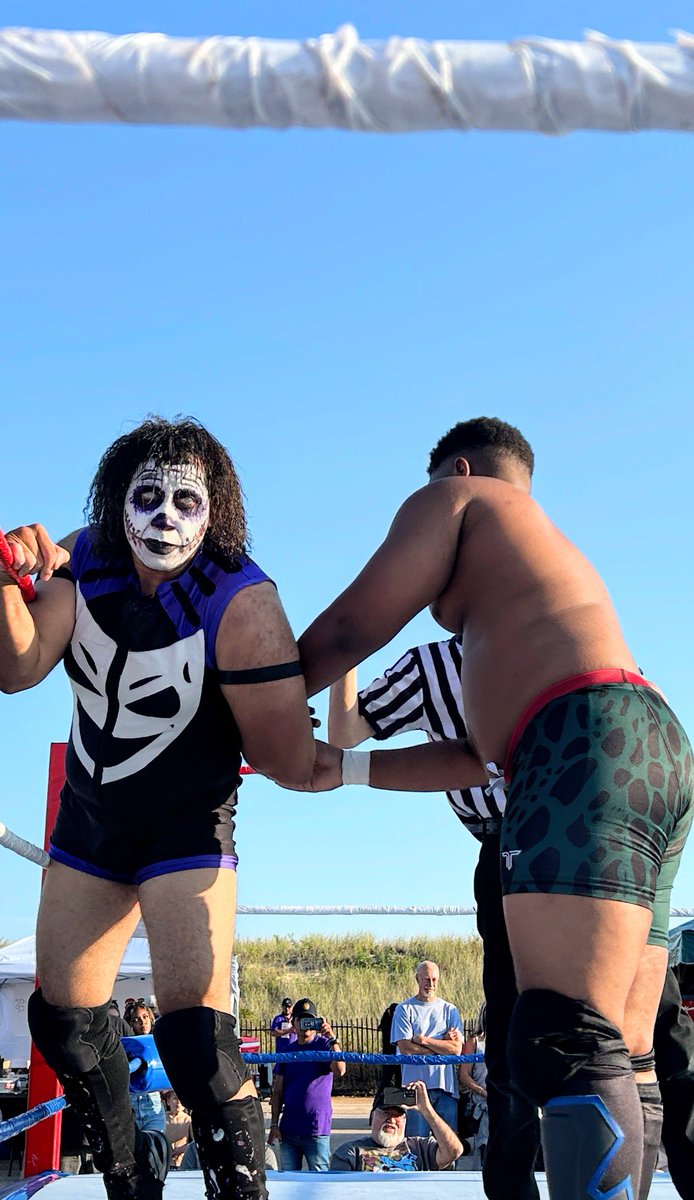 OatisUnc's tweet image. Kaizo vs Jekel at Misquamicut beach Rhode Island. #thepotato #pww #centerring #pvw #uswf clapperapp.com/video/yoNmp5D9… via @theclapperapp