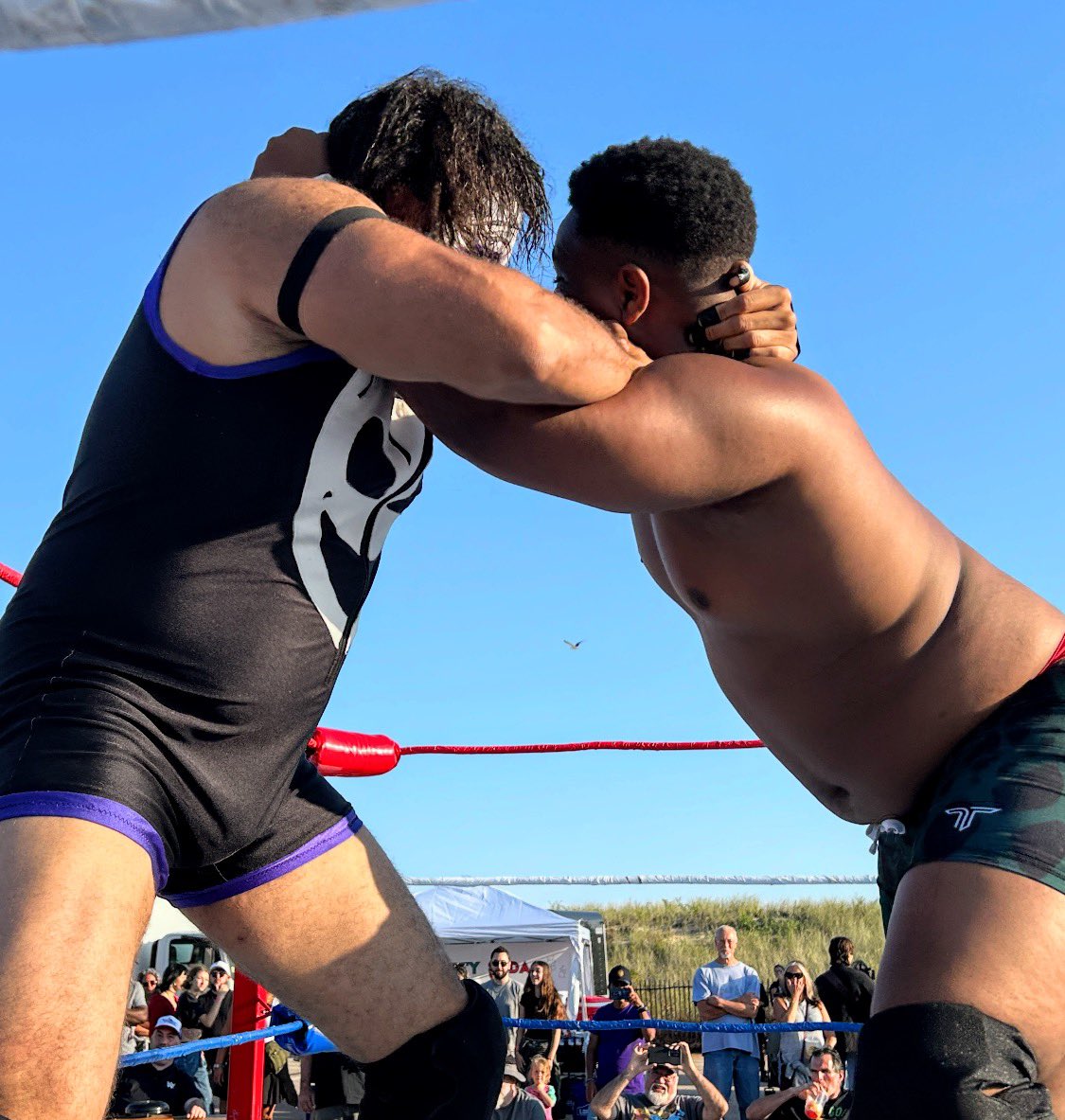 OatisUnc's tweet image. Kaizo vs Jekel at Misquamicut beach Rhode Island. #thepotato #pww #centerring #pvw #uswf clapperapp.com/video/yoNmp5D9… via @theclapperapp