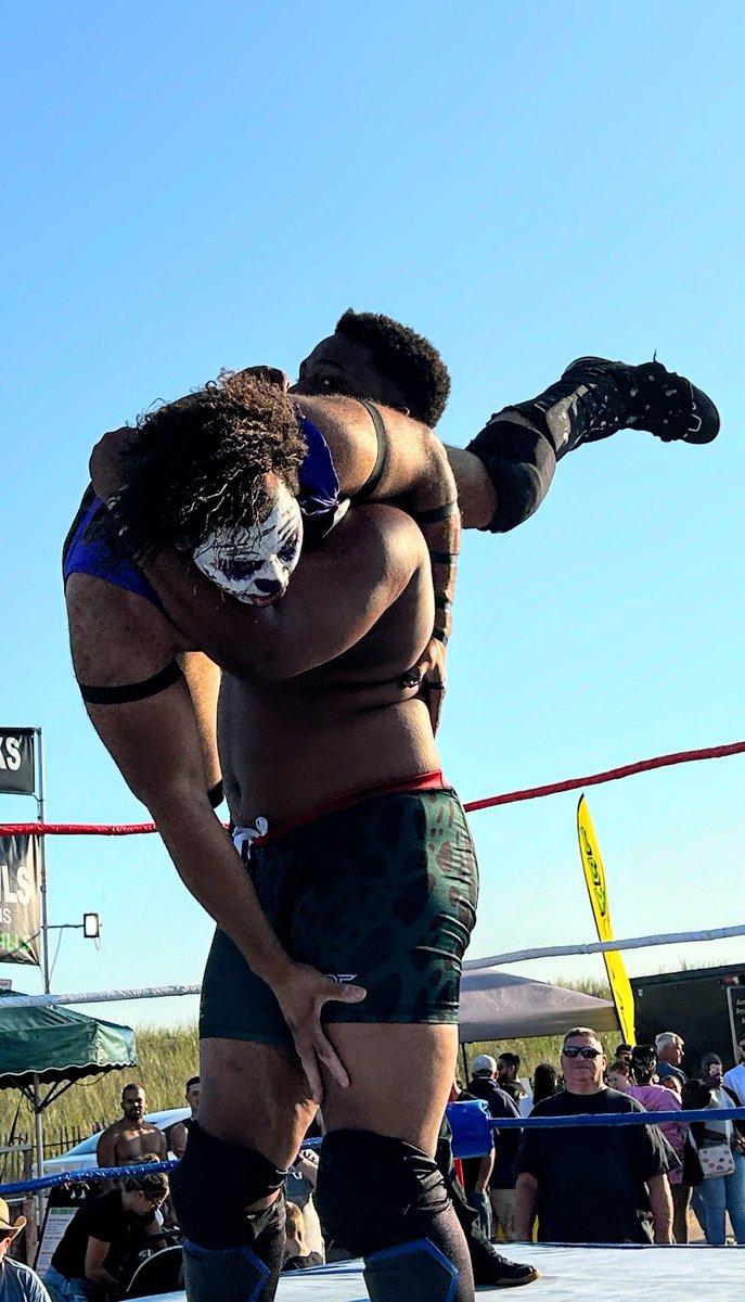 OatisUnc's tweet image. Kaizo vs Jekel at Misquamicut beach Rhode Island. #thepotato #pww #centerring #pvw #uswf clapperapp.com/video/yoNmp5D9… via @theclapperapp