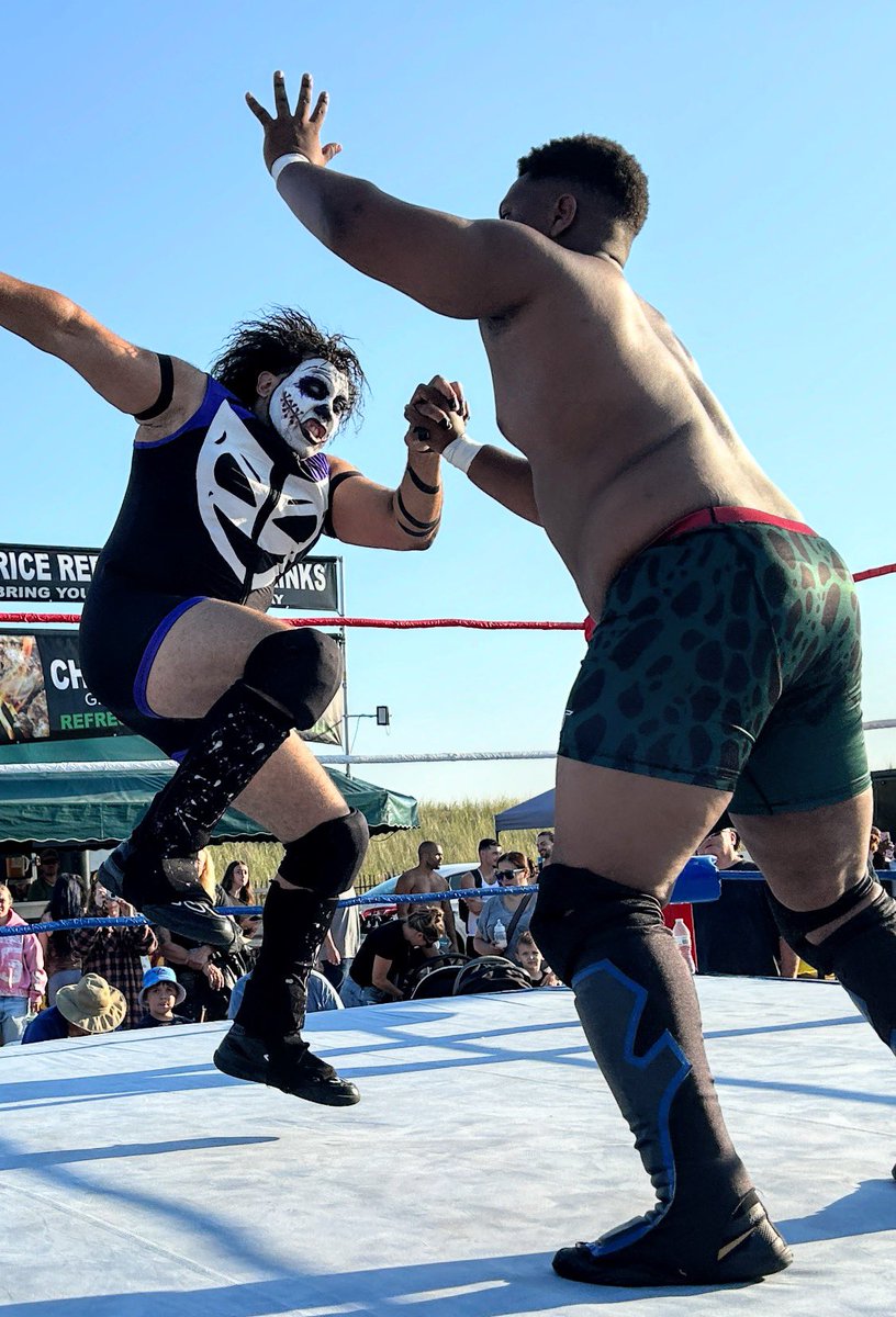 OatisUnc's tweet image. Kaizo vs Jekel at Misquamicut beach Rhode Island. #thepotato #pww #centerring #pvw #uswf clapperapp.com/video/yoNmp5D9… via @theclapperapp