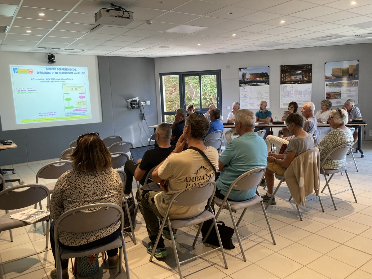 Le sdis84 présent aux côtés des #élus de tout le département pr échanger sur des thématiques communes, comme ici au bureau de la Communauté de Communes Pays d'#Apt Luberon , lors de la présentation des simplifications apportées au #RDDECI sdis84.fr/internet/w84_7… 
<a href="/Prefet84/">Préfet de Vaucluse</a>