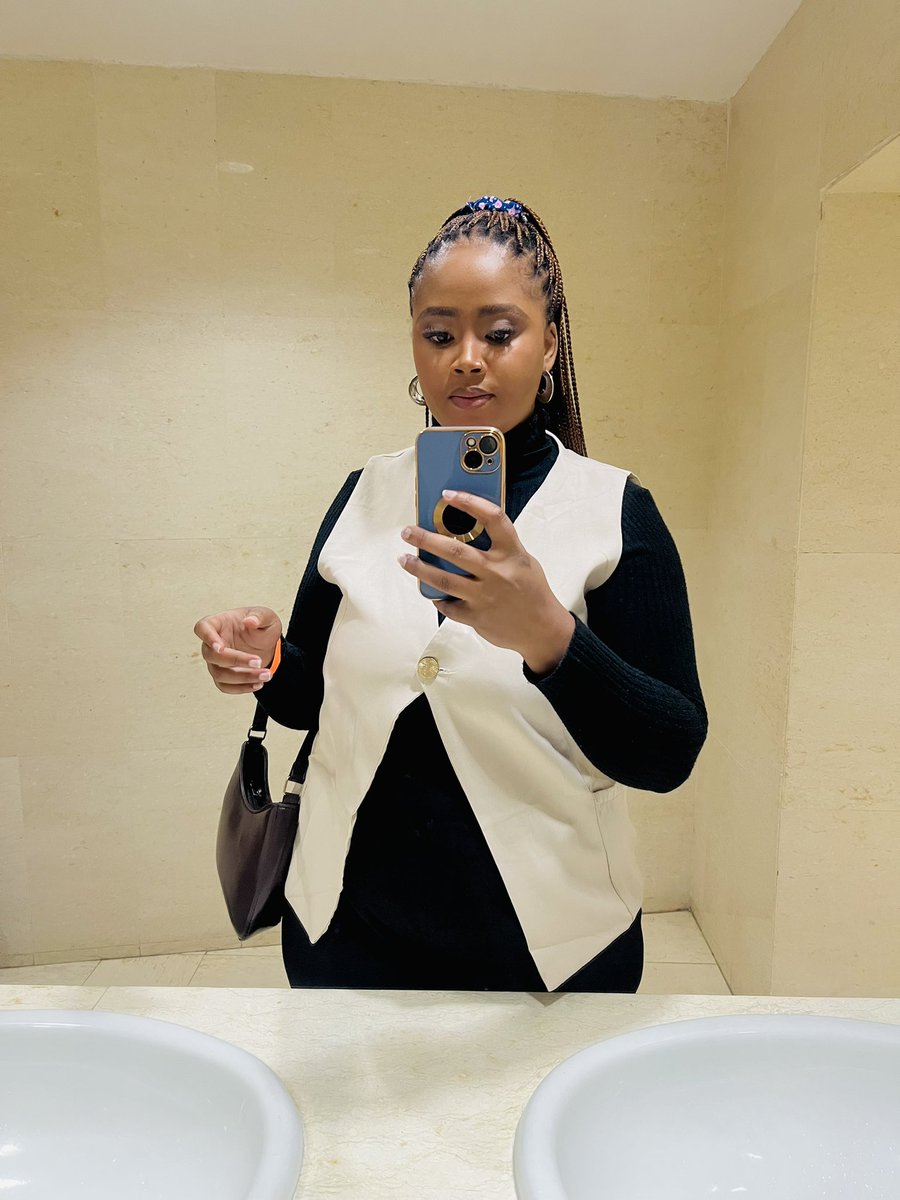 tlholonte's tweet photo. Happy Friday 🥰🥳 https://t.co/jFP9VQ94kl