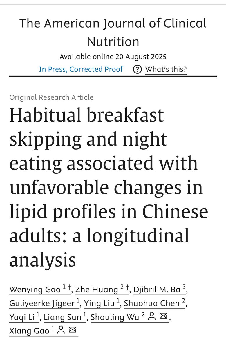 PonNutr's tweet image. 「朝食抜き＋夜食」は、血中コレステをじわじわ悪化させる“見えない課金”だった

👉 中国3万人超を8年間追跡した大規模研究
☑︎ 朝ごはん抜き＋夜食あり → 悪玉コレステロール（LDL）が毎年じわっと上昇

今日の1食ではなく、“積み重ね”が血管に請求される

#今日の論文紹介
#食と健康
#AJCN