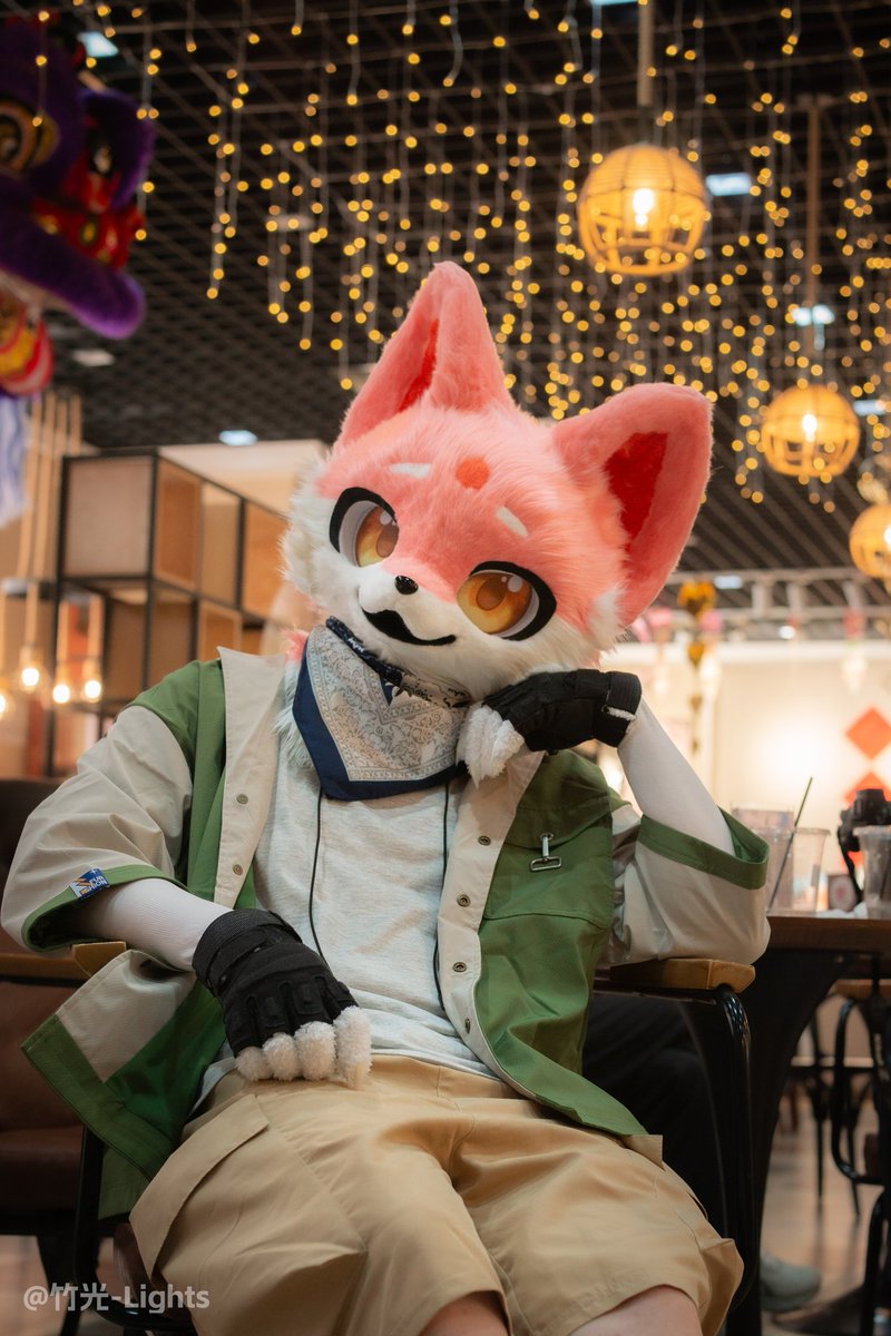#FursuitFriday 
与🍑小狼的初次约会！
“诶...喝点什么好呢？蜜桃气泡水怎么样！和我一样粉粉的！”

📷 <a href="/Lights_114514/">竹光</a>