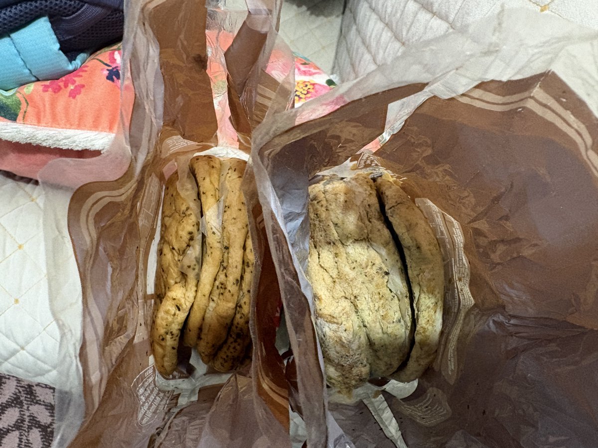 AshwaniVsics's tweet photo. @letsblinkit @foodsafetygov Very disappointed with my recent order.The Kulcha delivered was expired 15th &amp; 18th Sept &amp; even had fungus on it.I immediately raised a return request &amp; asked for a fresh product, but my request was totally ignored. This is a serious food safety issue. https://t.co/MgxWWeEjhA
