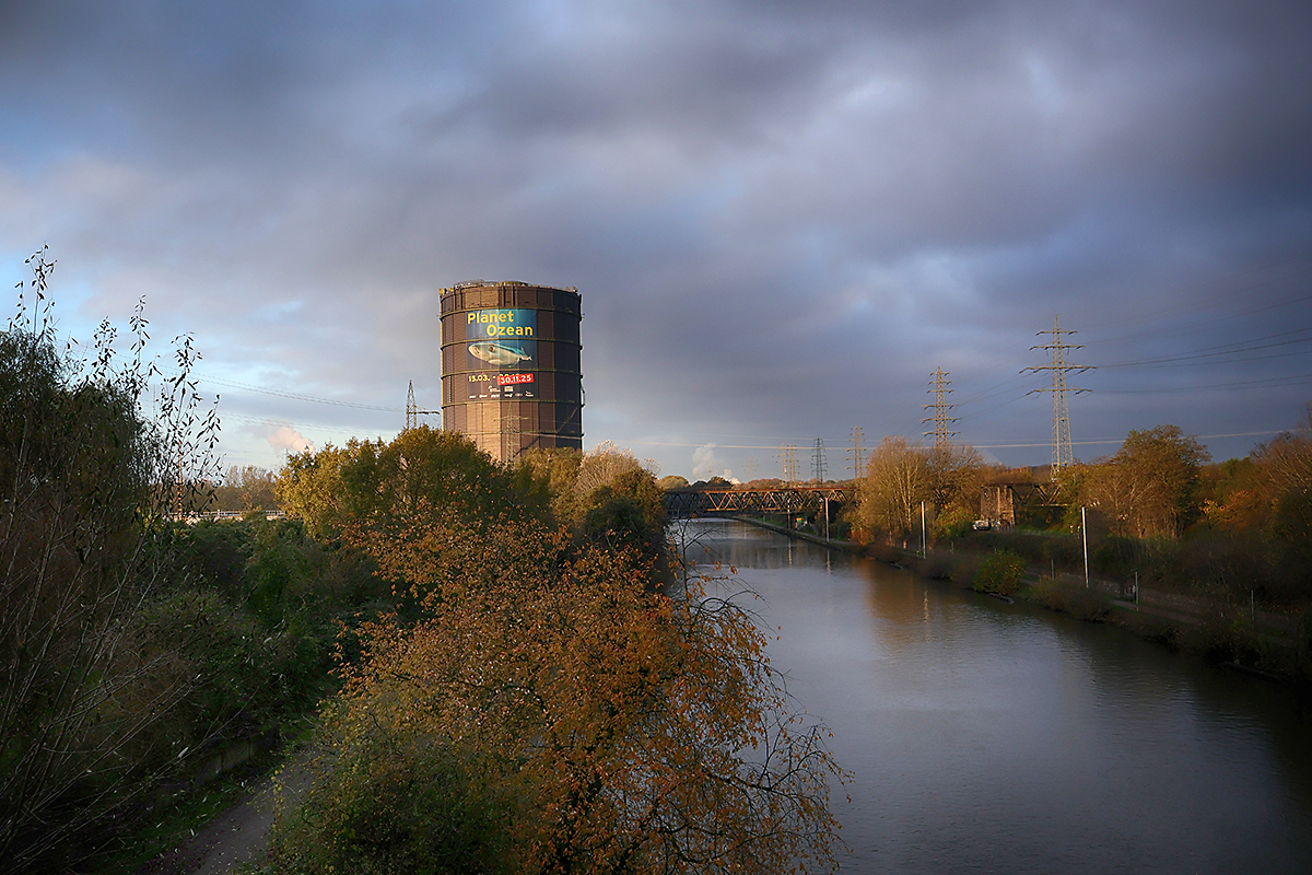 Die Tage werden kürzer, die Luft wird kühler, die ein oder andere Schauer zieht über das Land – der Herbst ist da. Die perfekte Jahreszeit für einen Ausflug in den Gasometer Oberhausen.  Weitere Informationen unter gasometer.de 

Foto: Dirk Böttger