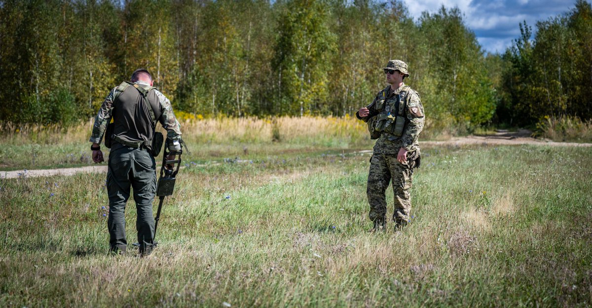#CAF members deployed on #OpUNIFIER provide individual training to the Armed Forces of Ukraine to locate, identify, and dispose of explosive threats during the Professional Sapper Training course with the Engineer Training Element. Stronger Together. Together to Victory.🇨🇦🇺🇦