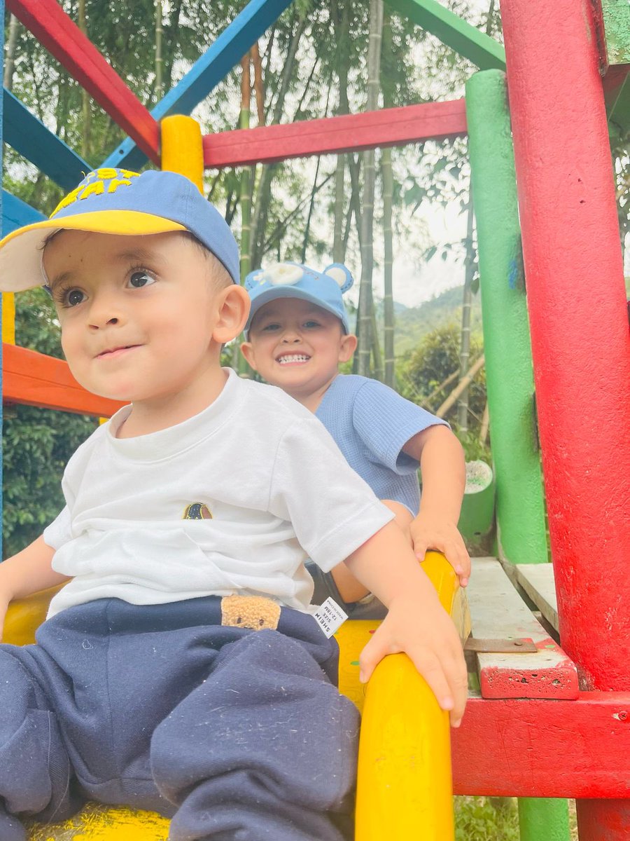 ser padres ha sido lo más hermoso que nos ha pasado, nuestro hijos son el regalo más grande que nos ha dado Dios, el hecho que algunos quieran que hoy se asesinen desde el vientre no es más que la muestra de una sociedad egoísta que no quiere sacrificarse para amar 
#TenHijos