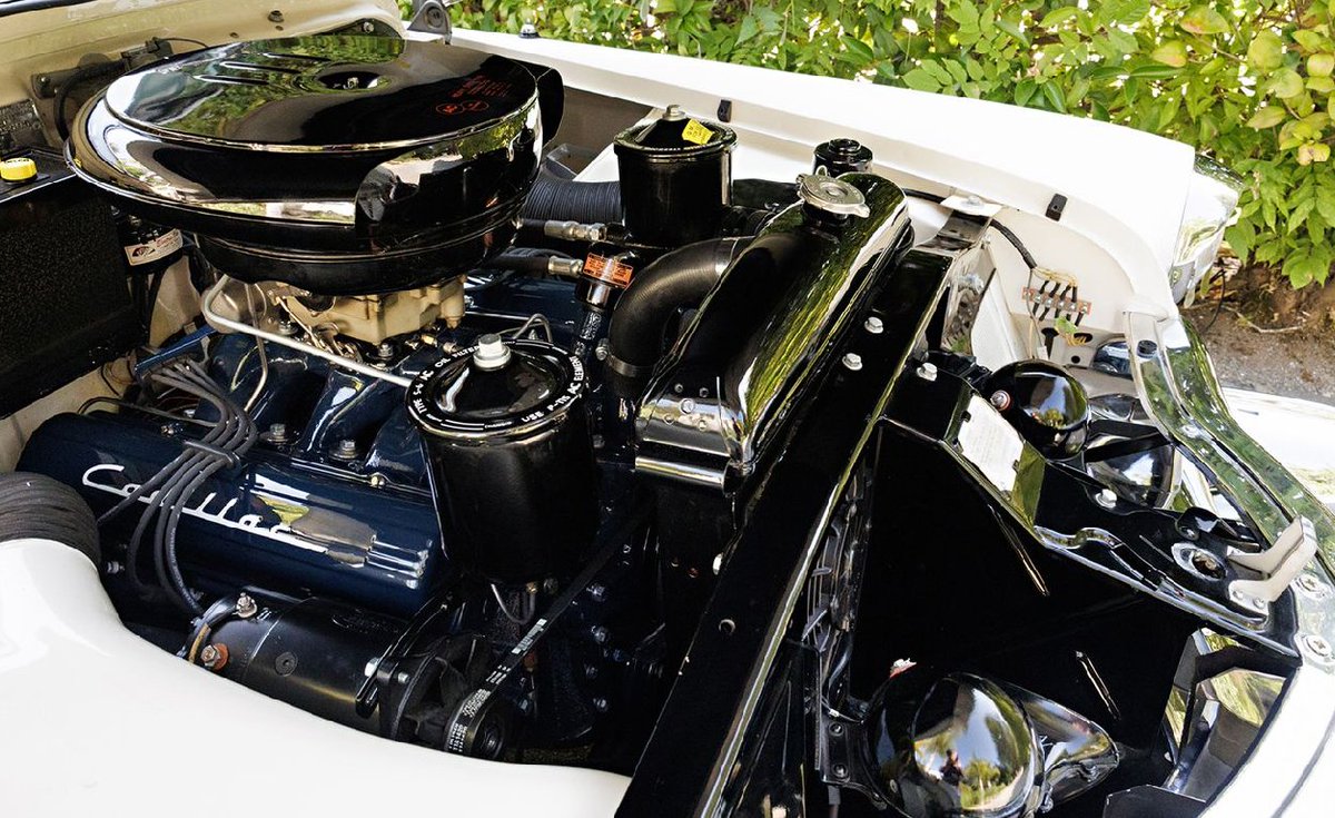 UltimativCars's tweet image. #PebbleBeach2025

The '53 #Cadillac #SixtyTwo #Eldorado #Special (532 units w/ 230 white or 302 black #softtop),
was never officially available in full white #leather.

But this early "showcar" [n°4/532] in #Alpine-#White* (95 w. top/259) DOES; est. @$225-275k, sold w/oR @184.8k.