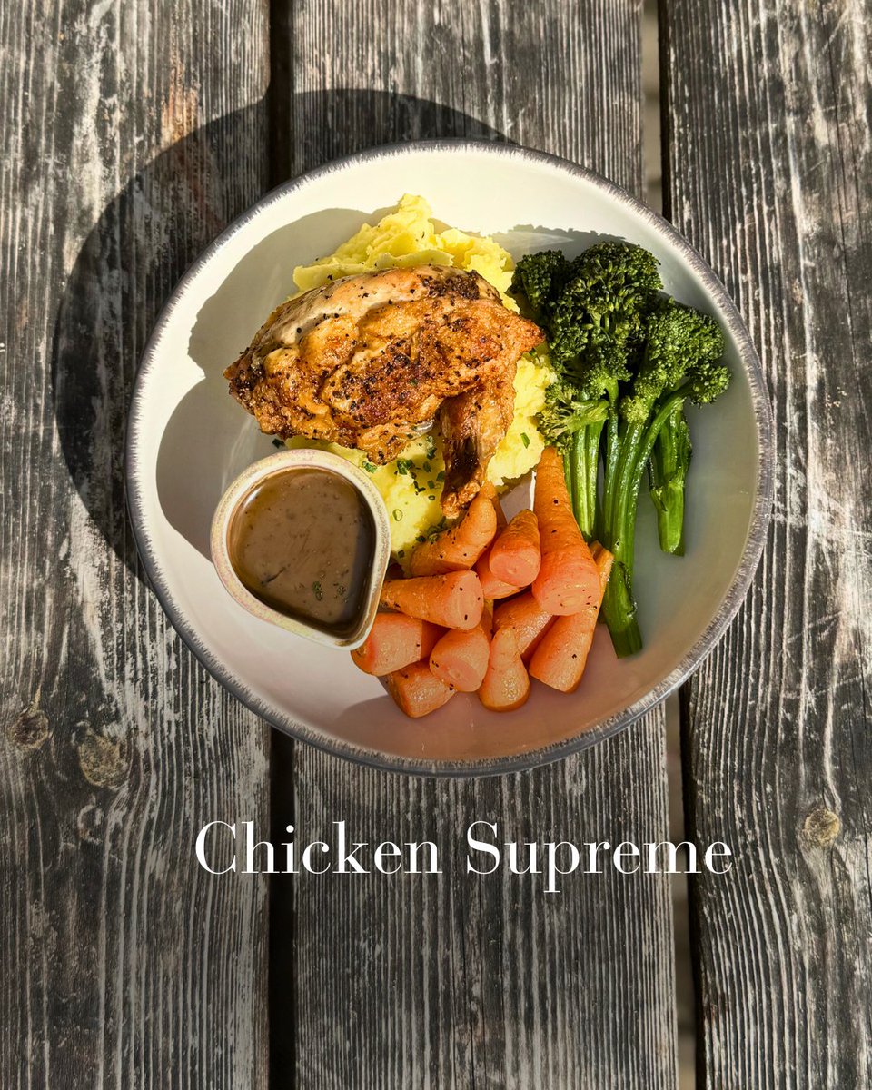 Treat yourself this weekend to our Sunday Mash-Up menu. Delicious comfort food awaits, featuring both meat and vegetarian options. Join us this Sunday! #SundayMenu #SundayLunch