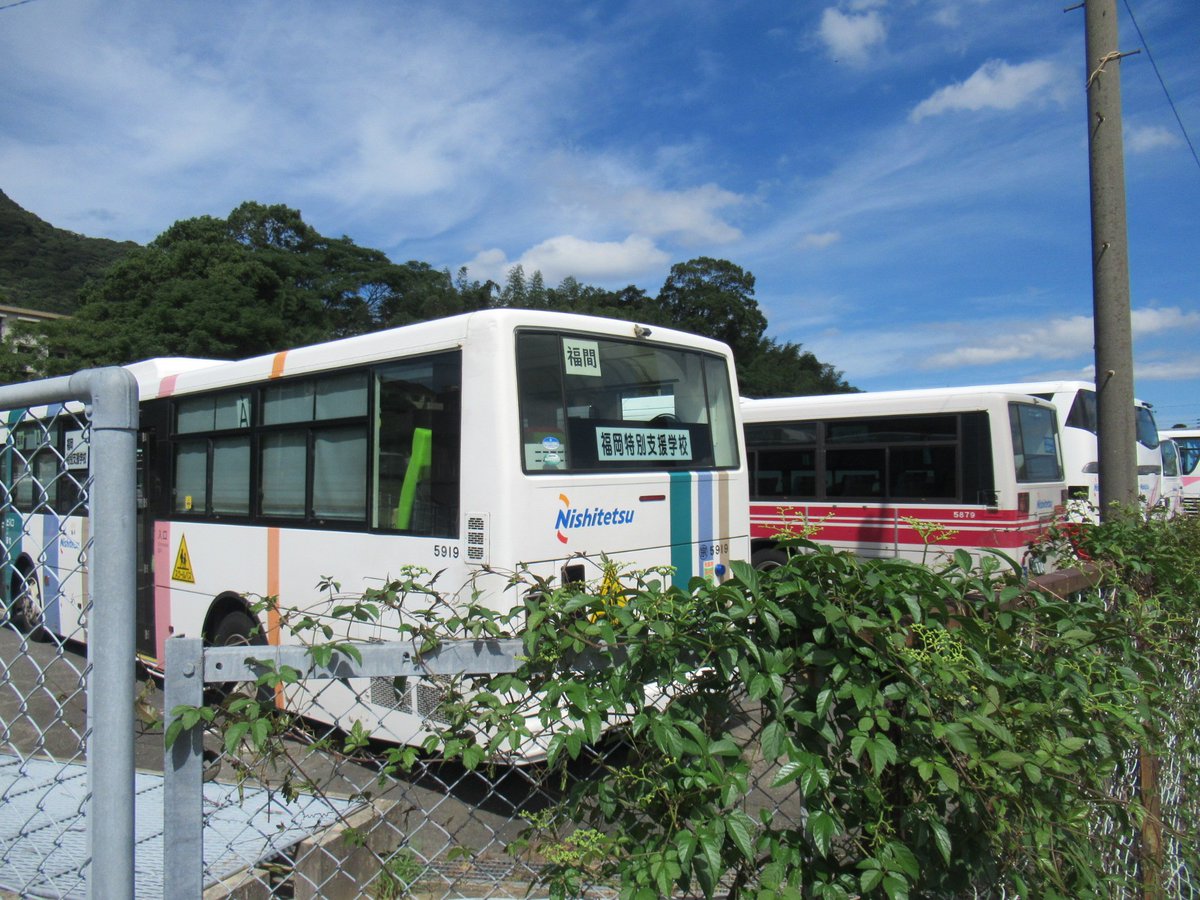 西鉄バス宗像5919 最近改造された支援学校のバスですね。 後ろの幕が下