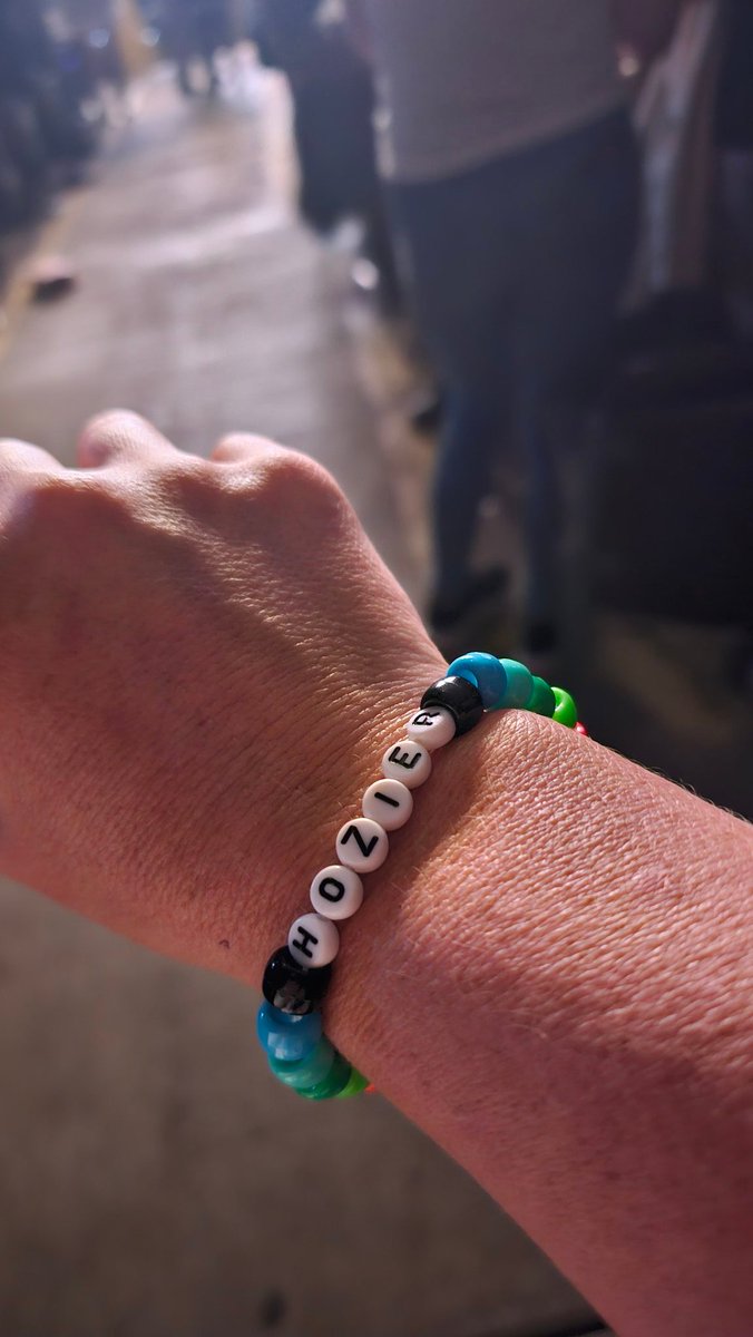 Looking for the lovely gem of a person who gave me this at B Stage night 2. 

I hope every traffic light is green and your pillow is cool every night. 

#jiffylubelive #hozier