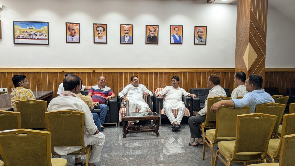 आज मेरे बंजारिन आवासीय कार्यालय पर आत्मीय मुलाक़ात का अवसर प्राप्त हुआ।

इस विशेष अवसर पर बिहार भाजपा प्रदेश कार्यसमिति के सदस्य एवं पूर्व विधानसभा प्रत्याशी श्री उमेश प्रधान जी, मुखिया श्री रामनारायण जी, प्रतिष्ठित चिकित्सक डॉ. राजेश वर्मा जी, वरिष्ठ पत्रकार श्री मनोज राय जी,
