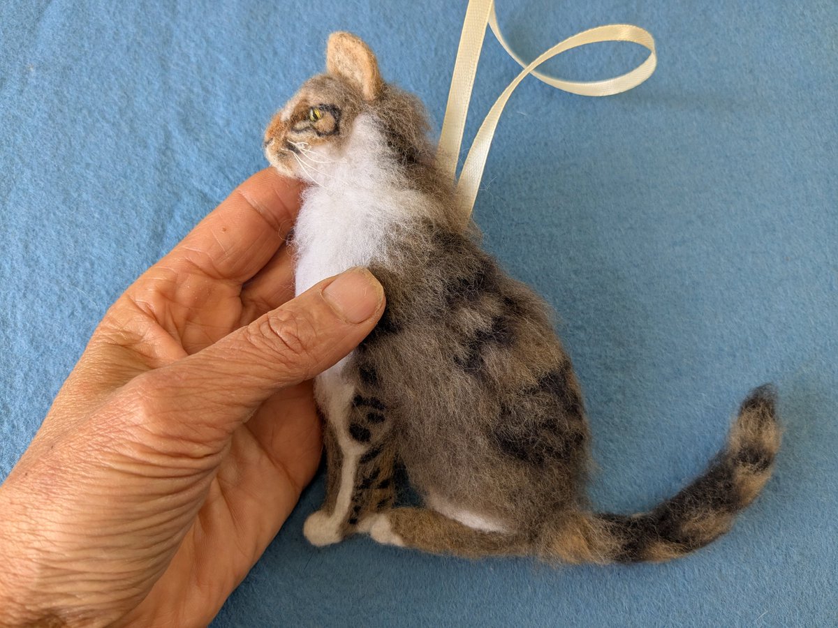 sheepinstitches's tweet image. Now available in my shop here ➡️ sheepinstitches.etsy.com/listing/437245…
#tabbycat
#needlefeltedcat
#catornament 
#catchristmastreeornament