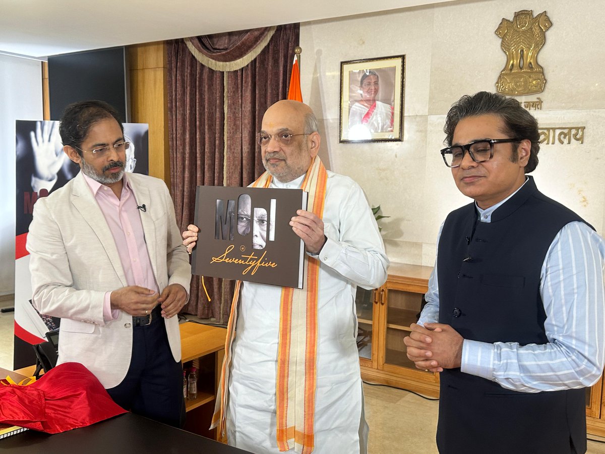 News18Punjab's tweet image. ਕੇਂਦਰੀ ਗ੍ਰਹਿ ਮੰਤਰੀ ਅਮਿਤ ਸ਼ਾਹ ਨੇ &apos;ਮੋਦੀ AT 75&apos; ਕਿਤਾਬ ਕੀਤੀ ਰਿਲੀਜ਼, ਮੋਦੀ ਦੇ ਜੀਵਨ ਦੇ ਵੱਖ-ਵੱਖ ਪੜਾਵਾਂ ਦੀ ਯਾਤਰਾ ਹੈ &apos;ਮੋਦੀ AT 75&apos; #PMModi #PMModiBookLaunch #PMModiAt75 #News18Punjab