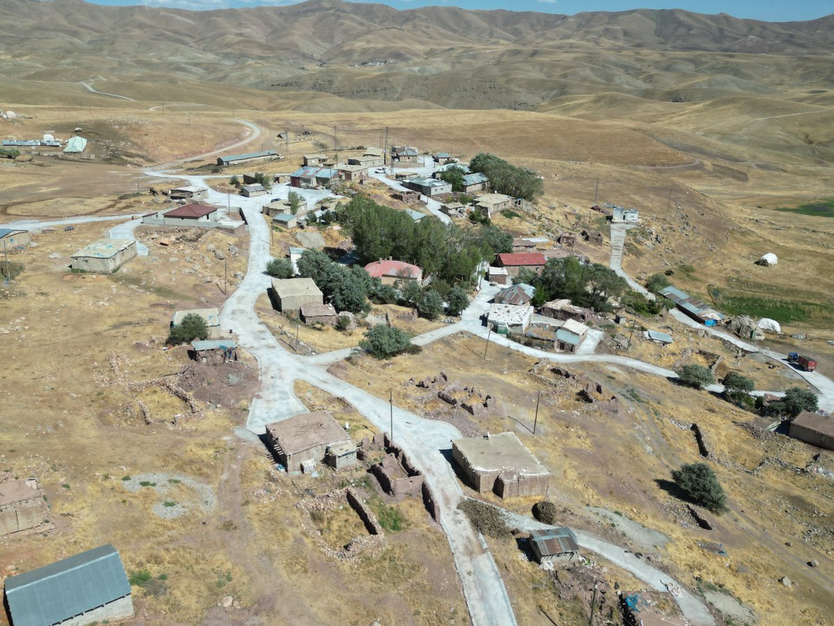 📍Taxa Beşan Digihe Riyên Modern.

Taxa Beşan bi danîna kevirên rê yên bi hev ve girêdayî xuyangek nû bi dest xist.

Di pêşengiya serokatiya Hevşaredar Mukaddes Karakoç û M. Tahir Ertaş de, riyên taxê hem ji hêla estetîkî ve xweşiktir û hem jî ewletir hatine çêkirin.