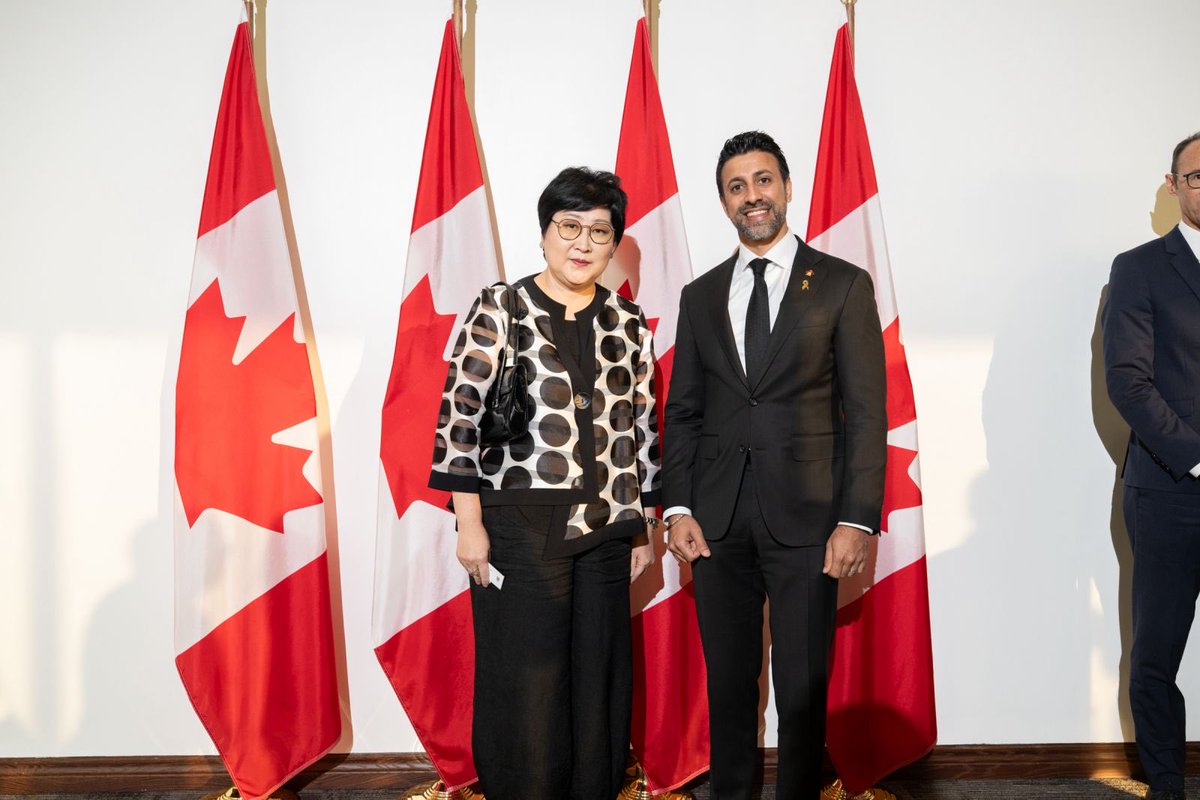 Had the pleasure of meeting the Honourable #CanadaTrade Minister Sidhu with fellow Indo-Pacific Heads of Mission at #GAC_corporate and exchange views on further expanding #MongoliaCanada trade, investment &amp; economic ties. Promising opportunities ahead! 🇲🇳🇨🇦🌐 #IndoPacific #Trade