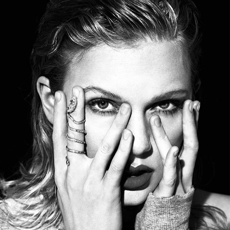 sboficial's tweet photo. HITOU! Dress, de Taylor Swift, debutou em #160 no Spotify Global, com 1.2 MILHÃO de streams.

É a primeira vez que a faixa entra no top 200 da parada, sete anos após seu lançamento.