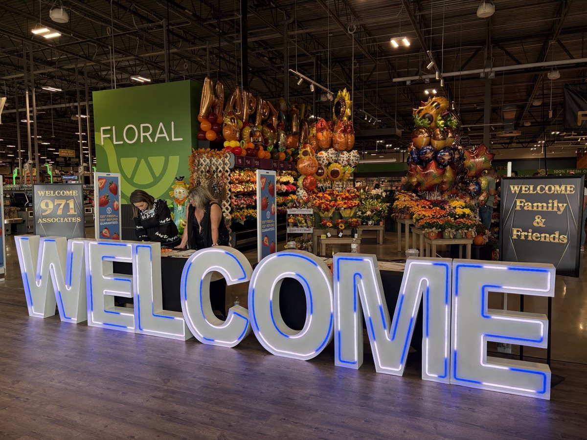 🎉 Welcome to Edgewood, Kroger! 🎉

Congrats to new store manager Jim Betas, who received a Key to the City from Mayor Link at today’s grand opening. We’re thrilled to have Kroger as part of our community!