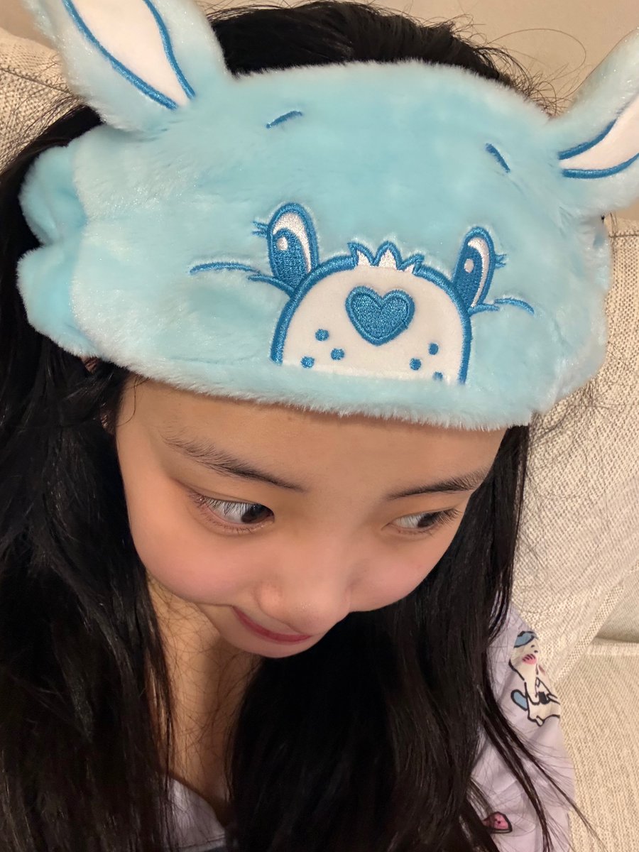 250919 • 🐿️📸 • 22:50 KST

“omo”
“come to think of it”
“i’m wearing care bare hairband too”
“💕💕💕”
“((((i’m not wearing makeup))))”
“i just washed my face…”