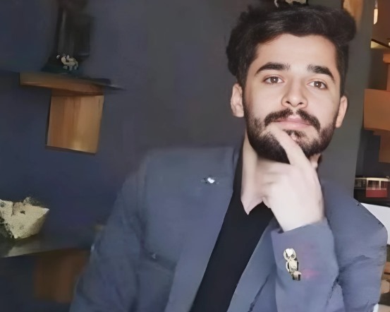 Le mardi 16 septembre 2025, à l’occasion du troisième anniversaire de la mort de Mahsa Amini, Mohammad Nima Ahmadi, jeune de 24 ans originaire de Sanandaj et étudiant exclu, a été arrêté après avoir été violemment battu par les forces de sécurité, alors que des grèves et