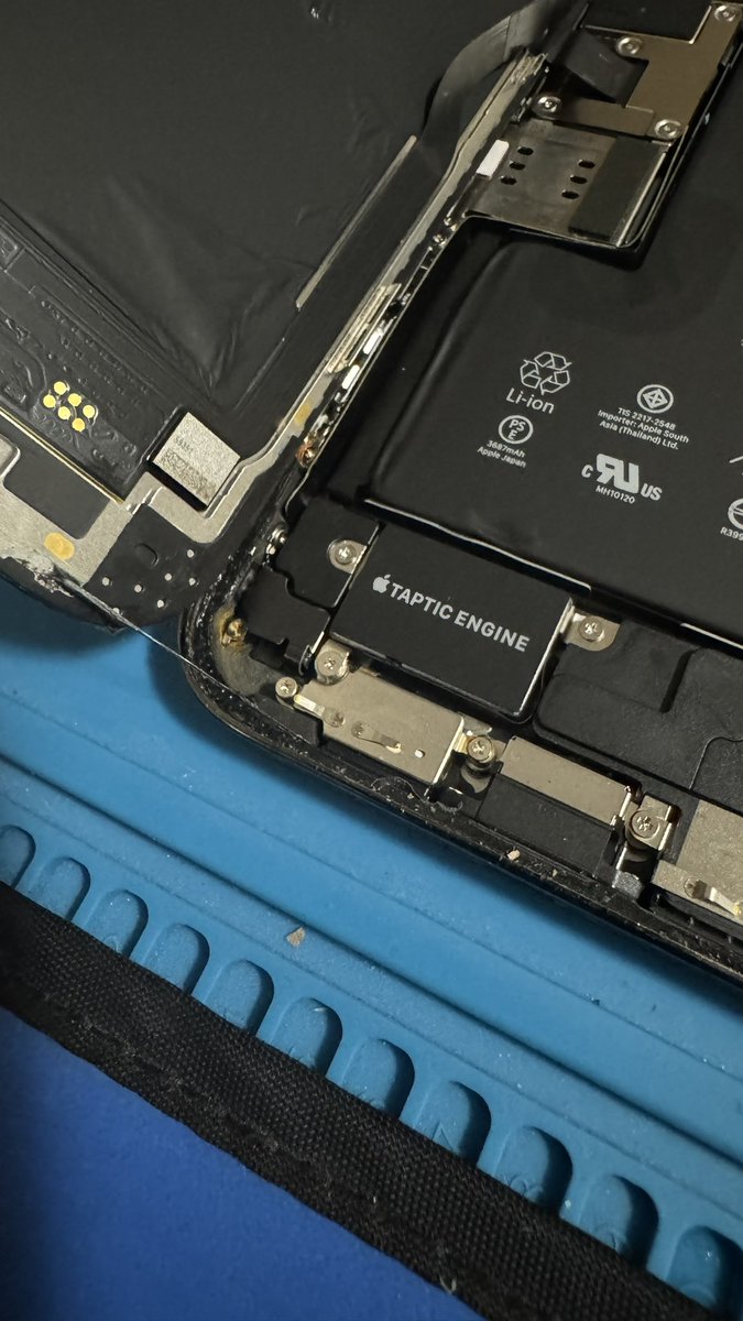 CavalryTechTips's tweet image. ⚠️ Water Damage ⚠️
It doesn’t take much for a tiny crack in your screen to take away that precious IP waterproof rating. Make sure you always do regular checks on your screen and back glass if you drop your device .
Seek a technicians advice !