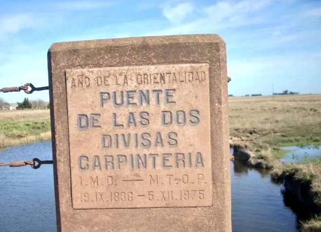 Hoy se cumplen 189 años del nacimiento de las Divisas Blancas y Coloradas. Batalla de Carpinteria 19.9.1836. Foto de la cabecera del puente.