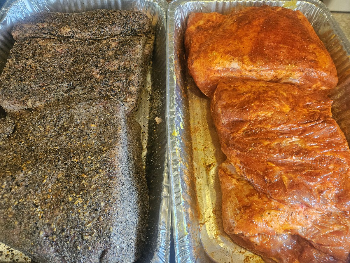 mattdotmarshall's tweet image. Pork shoulders on the right, brisket on the left. These parties tomorrow got no idea what&apos;s comin. Bout&apos;a be fiya duuuude🔥🔥🔥🔥. #PulledPork #PulledBrisket #SlicedBrisket #DoinTheDamnThang #JustAQuick20HourSmoke #SmokerWorkinOT #BurntButtsBarbecue #GiveUsALike