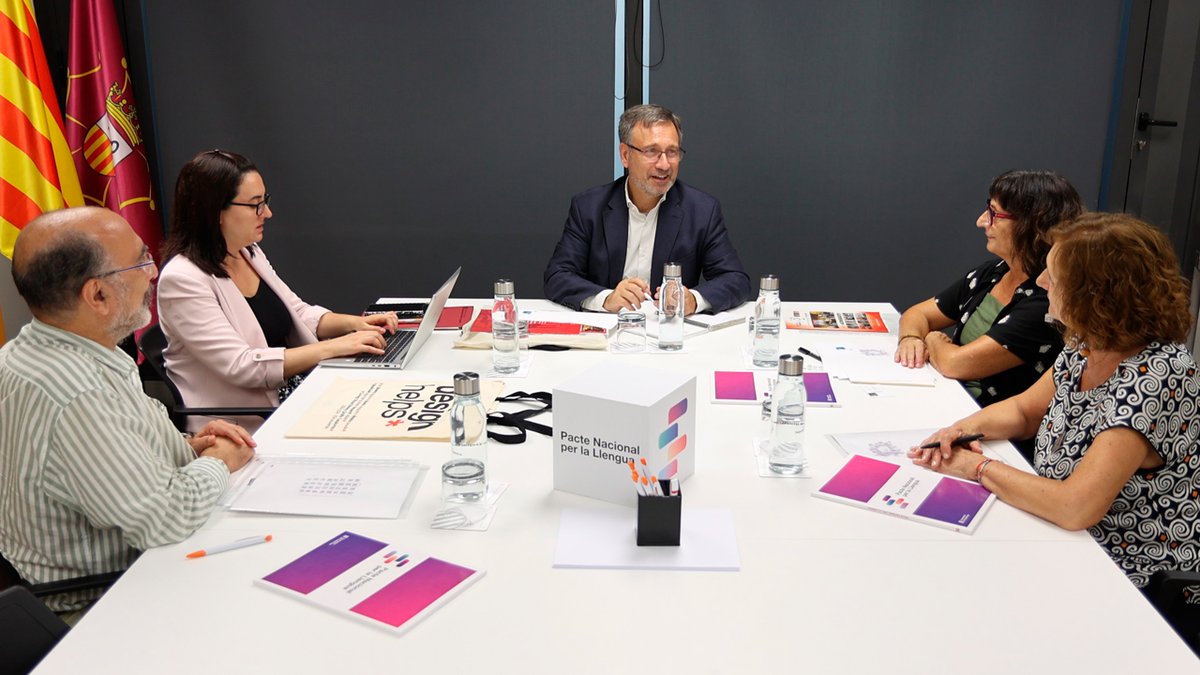 Ahir vam compartir una agradable i productiva trobada institucional amb l’Hble. Conseller de Política Lingüística, Sr. Vila, i la cap de Gabinet, Sra. Sendra.

Parlant de reptes del disseny gràfic i la comunicació, projectes rellevants i necessàries sinergies institucionals.