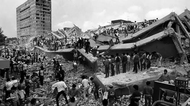 HACIENDO UN POCO DE MEMORIA
HACE 40 AÑOS
El 19 de septiembre de 1985, México fue víctima de un sismo con magnitud de 8.1 grados. Ante la parálisis y reacción tardía de los gobiernos federal y de la capital del país, la población civil se organizó para solidarizarse con sus
