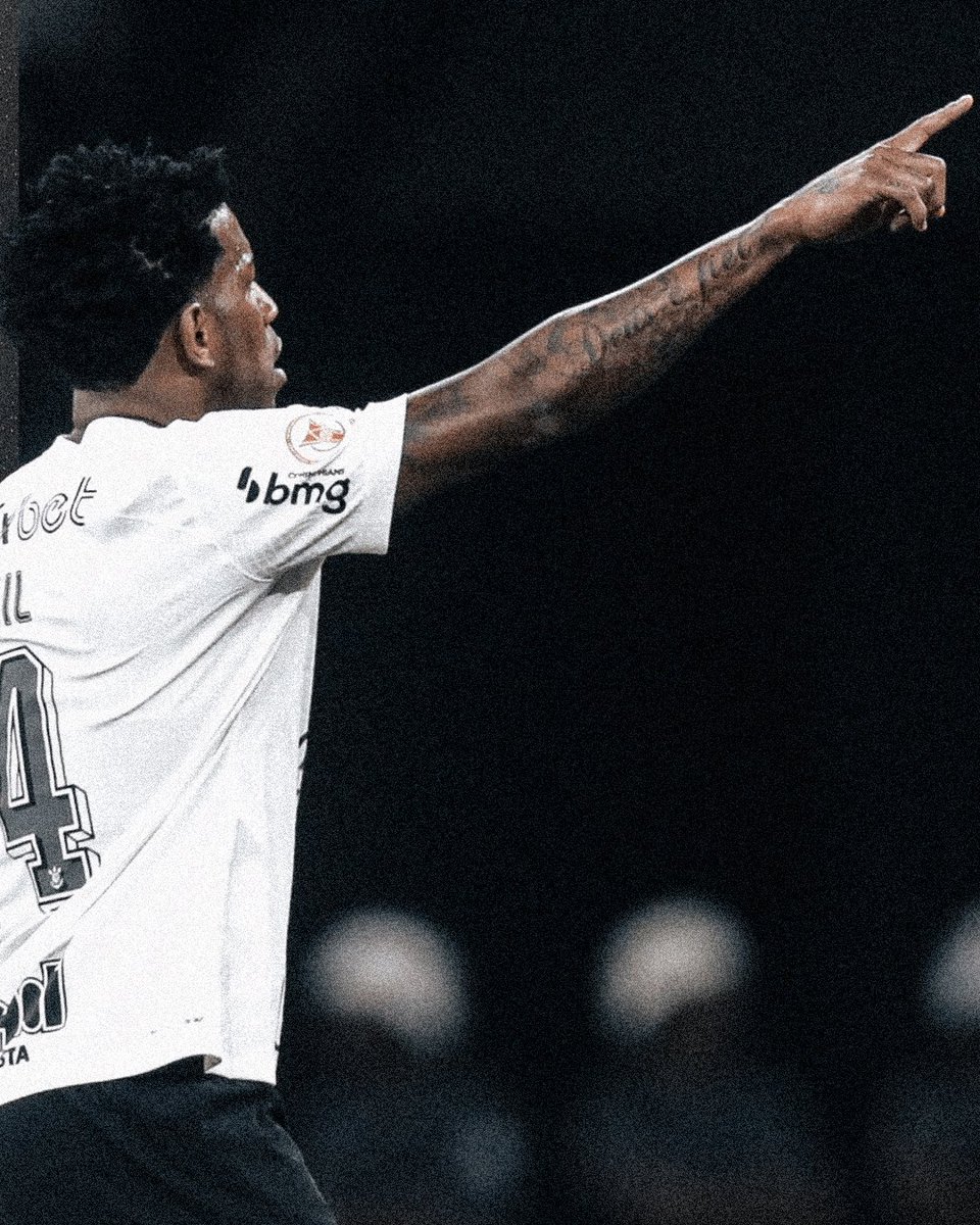 Corinthians's tweet image. Trabalho ➕ Disciplina ➕ Dedicação 🟰 História no Timão.

O zagueiro Gil teve 4️⃣4️⃣4️⃣ jogos pelo Corinthians e fez parte das conquistas da CONMEBOL Recopa e do Paulistão em 2013, além do Brasileirão de 2015. 🏴🏳️

Segundo zagueiro com mais jogos pelo clube, Gil está eternizado em…