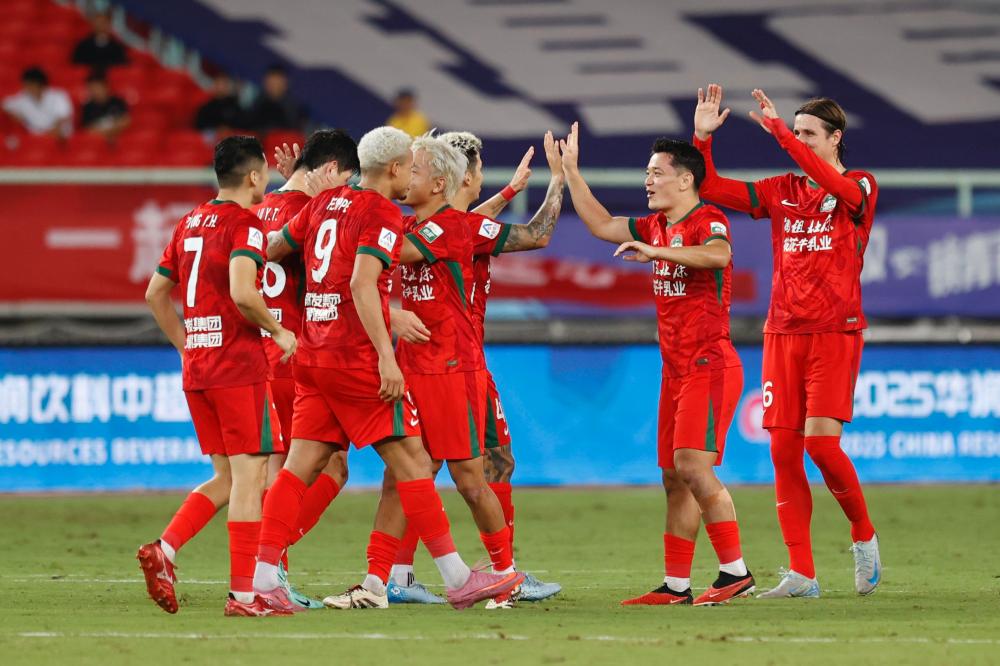 CSLBrasil's tweet image. Abrindo a vigésima quinta rodada, o Henan goleou o Wuhan Three Towns pelo placar de 5x2

Frank Acheampong (2), Lu Yongtao (2) e Felippe Cardoso marcaram para o Henan enquanto Darlan e Wei Long fizeram os gols do Wuhan