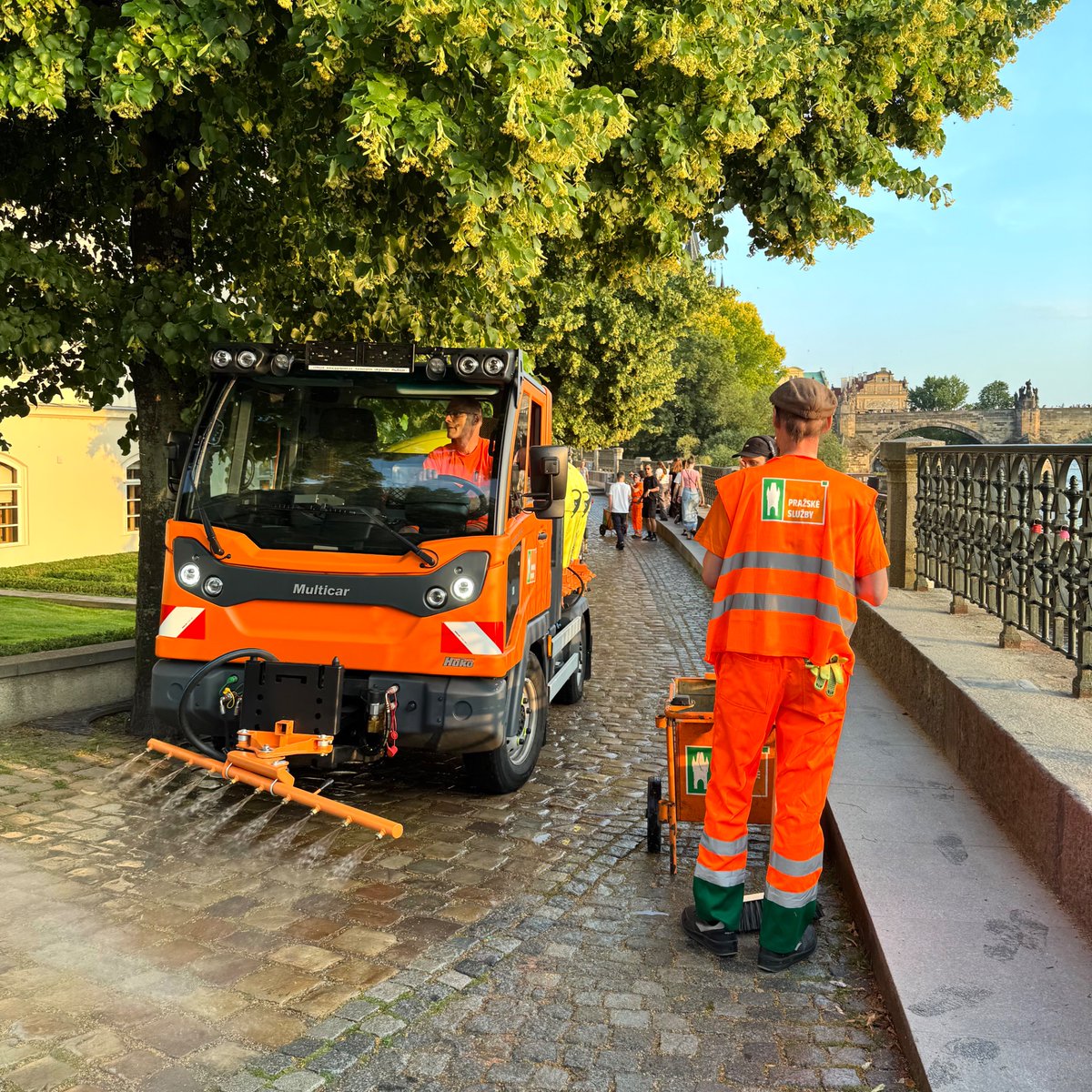 Jsme Pražské služby a s láskou se staráme o město, ve kterém žijeme. 🍀 Máme skvělé kolegyně a kolegy v terénu, kteří denně uklízí a čistí Prahu, aby byla co možná nejkrásnější.